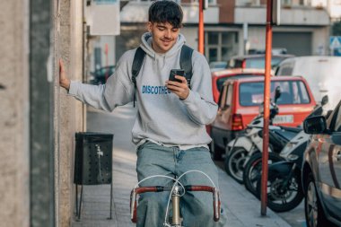 Sokakta klasik bir bisiklete binen öğrenci.