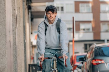 Sokakta klasik bir bisiklete binen öğrenci.