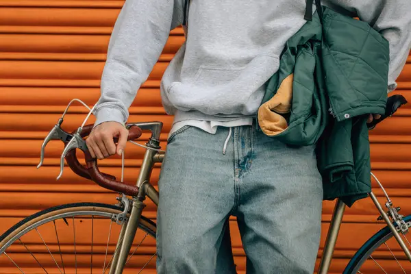 Klasik bisikletli ve genç Amerikan kıyafetli bir öğrenci.