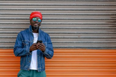 Sokakta cep telefonu olan genç bir adam.