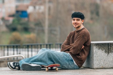 Sokaktaki kaykaylı genç adam.
