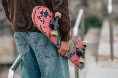 Sokakta kaykaylı genç bir adamın ellerini yakın plan çekeceğiz.