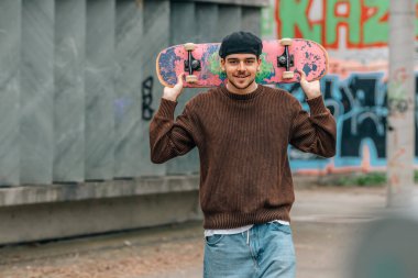 Sokaktaki kaykaylı genç adam.