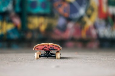 Sokakta fotokopi alanı olan kaykay