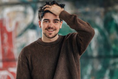 Sokaktaki genç adamın portresi.