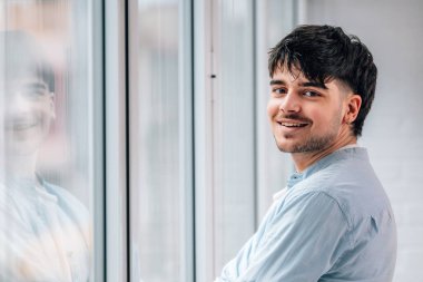 Penceredeki genç adam ya da öğrenci.