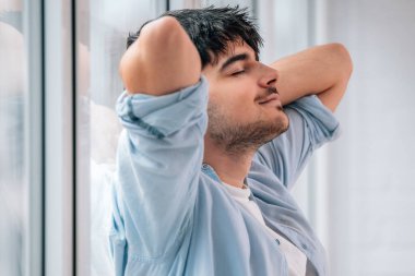 Rahatlamış genç adam ya da öğrenci