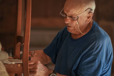 Döşeme ustası atölyede çalışıyor.