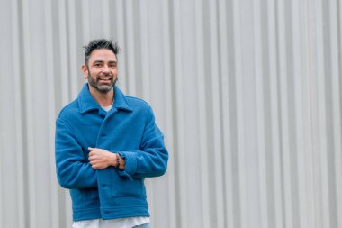 Sakallı ve kopyalanmış beyaz bir adamın açık hava portresi.