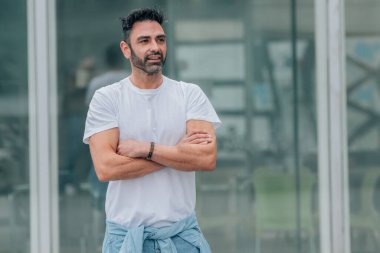 Sıradan bir stil. Sokaktaki genç adam.