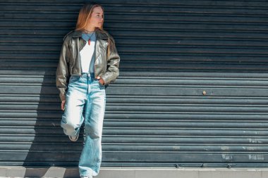 Sokaktaki tüm vücudu şık şehirli sarışın kız.