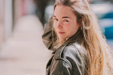 Açık havada mavi gözlü sarışın kızın portresi.