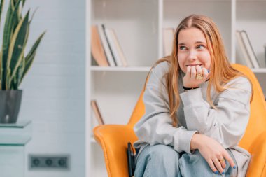 Evdeki genç kadın gergin ya da kararsız.