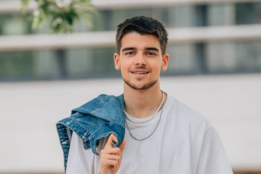 Sokaktaki genç adam.