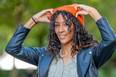 Sonbaharda şapkalı genç bir kadın ya da Latin bir kız.