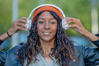 Kulaklıklı genç bir kadın ya da genç bir kız.