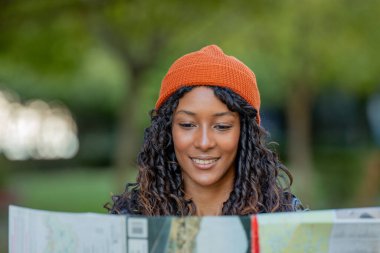 Haritaya bakan genç bir kadın