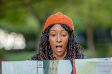 Haritaya bakan genç kadın şaşırdı.