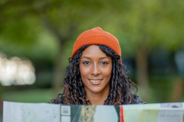 Haritaya bakan genç bir kadın