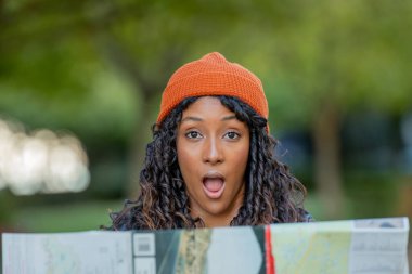 Haritaya bakan genç kadın şaşırdı.