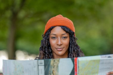 Haritaya bakan genç bir kadın