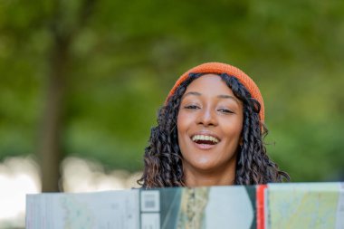 Haritaya bakan genç bir kadın