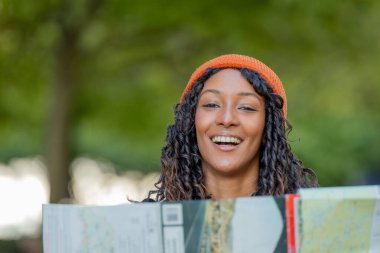 Haritaya bakan genç bir kadın