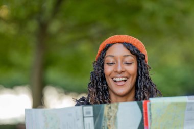 Haritaya bakan genç bir kadın