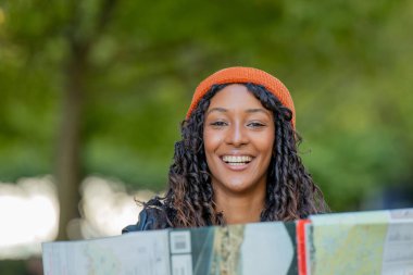 Haritaya bakan genç bir kadın