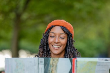 Haritaya bakan genç bir kadın