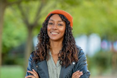 Sonbaharda açık havada genç bir kadın.