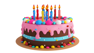 Doğum günü pastası arka planda kesilmiş