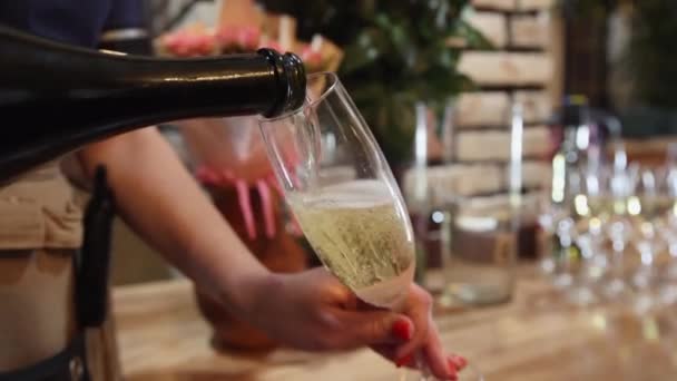 Официант Наливает Шампанское Бокал Ресторане Крупным Планом Высококачественные Кадры — стоковое видео