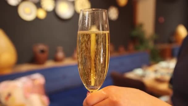 Servitören Håller Ett Glas Champagne Sina Händer Högkvalitativ Film — Stockvideo