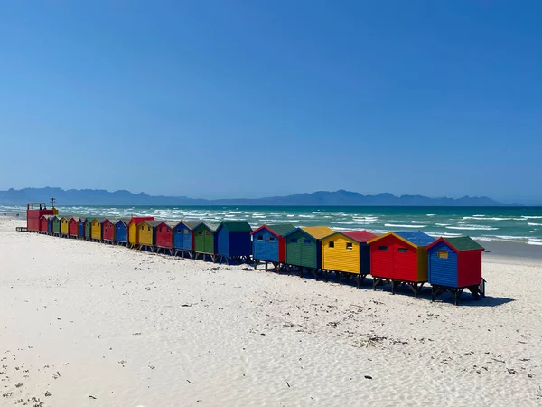 Güney Afrika Cape Town Daki Muizenberg Plajındaki Renkli Sahil Kulübeleri — Stok fotoğraf