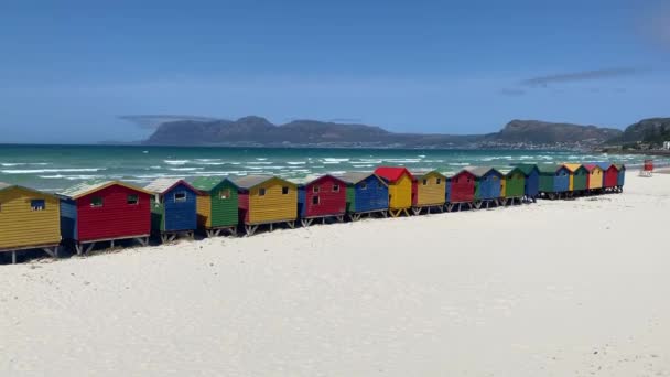 Gekleurde Strandhutten Bij Muizenberg Strand Kaapstad Zuid Afrika — Stockvideo