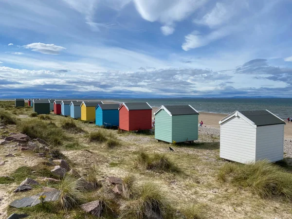 2022年8月7日 スコットランドのモレイ海岸 フィンホーンビーチにあるカラフルな木製のビーチ小屋 フィンホーンビーチでの晴れた日 — ストック写真