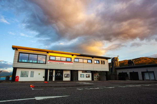 スコットランドのウラプール 8月の9 2022 劇的な日没でウラプールフェリーターミナル ターミナルは村まで徒歩圏内で ショップやカフェがあり バスは桟橋でフェリーを待っています — ストック写真