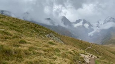 Obergurgl 'deki yüksek dağlar. Avusturya' nın Otztal Alpleri 'nde bir köy. Solden belediyesinde yer alan köy, yaklaşık 400 yıllık bir nüfusa sahip ve ağırlıklı olarak bir turizm beldesi.