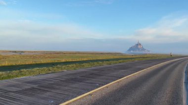 Mont Saint Michel yolunda, Brittany, Fransa