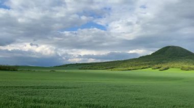 Merkez Bohemian Dağları 'ndaki Oblik Tepesi. Çek Cumhuriyeti' nin kuzey Bohemya bölgesinde yer alan bir sıradağdır. Menzili yaklaşık 80 km uzunluğunda ve kuzeydoğudaki Ceska Lipa 'dan Louny' ye kadar uzanıyor.