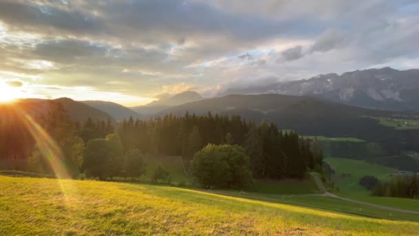 Utsikt Över Dachstein Berg Och Sommardal Från Almwelt Austria Resort — Stockvideo