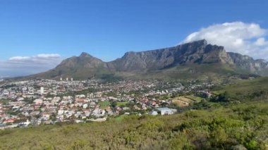 Güneşli bir günde Sinyal Tepesi 'nden Cape Town' a bakın, Güney Afrika