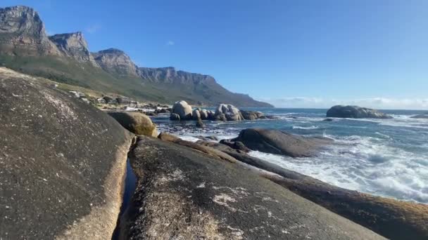 Playa Bakoven Día Soleado Ciudad Del Cabo Sudáfrica Doce Apóstoles — Vídeos de Stock