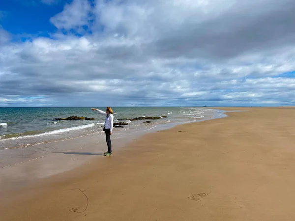 Covesea Scotland August 2022 Lonely Woman Moray Coastal Trail Long — Stock Photo, Image