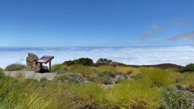 Teide Dağı 'ndan görüntü. İspanya 'nın Kanarya Adaları' ndaki Tenerife üzerinde bir volkandır. Zirvesi İspanya 'nın en yüksek noktası ve Atlantik adalarındaki deniz seviyesinin en yüksek noktasıdır.