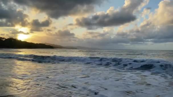 日落在哥斯达黎加塔拉曼卡港的海滩上 视频剪辑