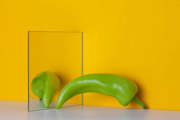 Zöld Paprika Tükröződik Tükörben Egy Sárga Háttér Másolási Hely Árnyékok — Stock Fotó
