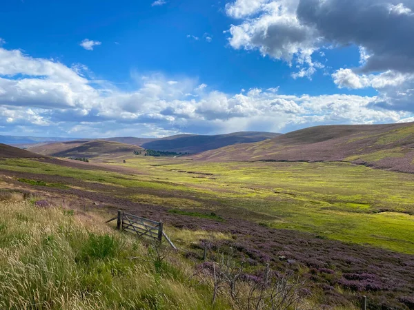 苏格兰高地的风景 苏格兰 它位于Blairgowrie和Braemar之间的A93公路上的凯恩斯威尔山口 — 图库照片