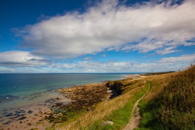 Lossiemouth, İskoçya yakınlarındaki boş sahilde Covesea Skerries Deniz Feneri.